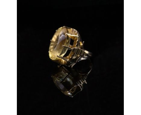 Goldener Damenring mit großem ovalem Citrin (2x1,7 cm), Gelbgoldfassung 18 K, hoher Ringkopf mit Krappen, Ringgröße 54