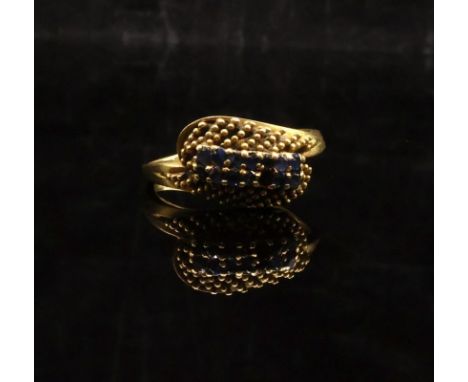 Goldener Damenring - Italien 20.Jahrhundert mit kleinen blauen Saphiren, Gelbgoldfassung gest. 18 k, Ringgröße ca. 56/57, Pro