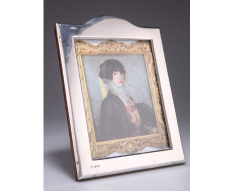 A GEORGE V SILVER PICTURE FRAME,&nbsp;by&nbsp;Jay, Richard Attenborough Co Ltd, Chester 1913, rectangular with arch top, oak 