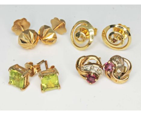 Four pairs of gold stud earrings, various marks, gross wt. 4.3g.  