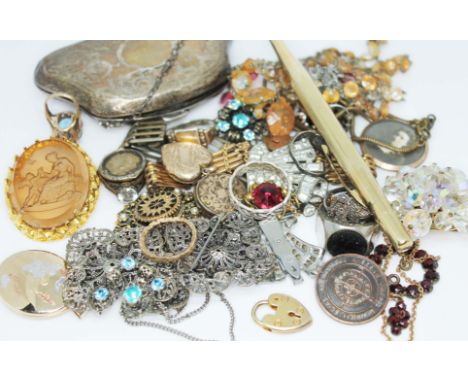 A mixed lot of vintage costume jewellery and other items including a silver purse, a rolled gold pen etc.  