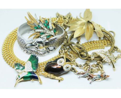 A mixed lot of vintage costume jewellery to include a hinged bangle formed as a fox, a gold plated necklace by Anne Klein, a 