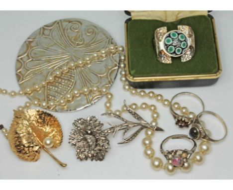 A mixed lot of vintage jewellery comprising a Greek silver brooch, a string of simulated pearls with clasp marked '9ct', a Ch
