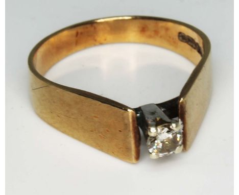 A hallmarked gold single stone diamond ring, gross wt. 2.7g, size N.  