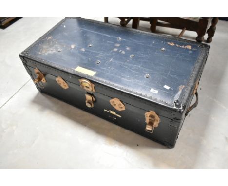 A vintage travel trunk, width approx. 101cm (no key)