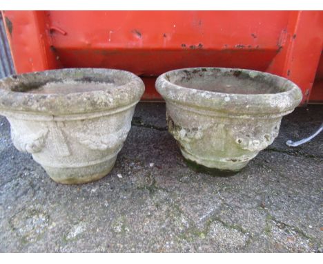 A pair stone garden pots&nbsp;