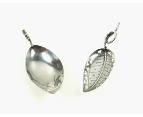 George III silver caddy spoon with a plain leaf shaped bowl and wire-work handle, by Elizabeth Mosley, London, 1807, L.7.8cm,