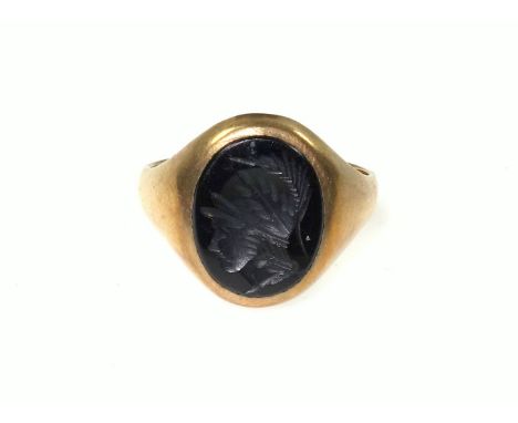 9ct gold signet ring set with intaglio, 5.5 grams