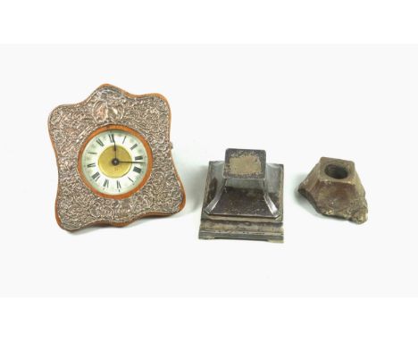 George V silver presentation ink stand, of square tapering form with canted corners, with a pen rest, the hinged cover monogr