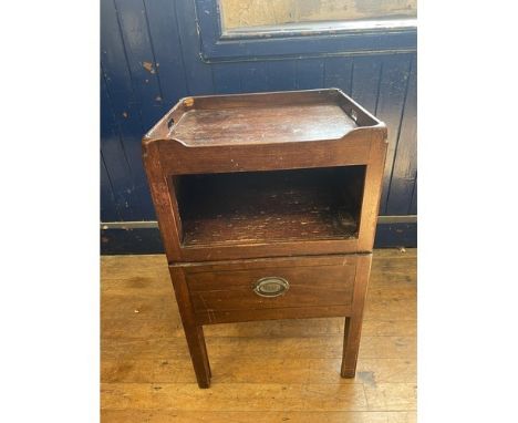 A mahogany tray top commode, 48 cm wide, another, a triptych mirror, and a pair of lamps (5) 