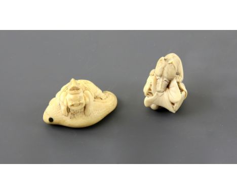 An ivory netsuke of a Kitsune with a tsuzumi drum from the Kabuki drama, Yoshitsune Senbon-Zakura; the himotoshi formed by th