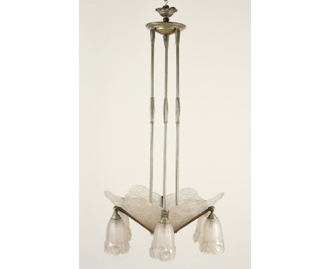 ART-DECO-DECKENLAMPE, Metall, vernickelt, zwölfflammig, H 100, Schirme aus farblosem, satiniertem Glas, signiert GILLES, PARI