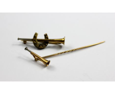 A hunting horn brooch in yellow and white metal with horseshoe surmount, engraved to the reverse 'Ada' 2.8gms along with a hu