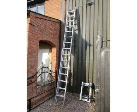 Aluminium extending ladder