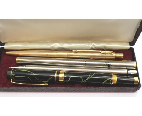 Mixed pens in a vintage case. P&amp;P Group 1 (£14+VAT for the first lot and £1+VAT for subsequent lots) 