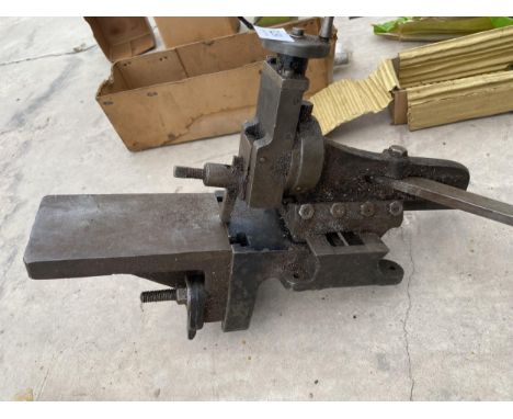 A VINTAGE LATHE VICE 