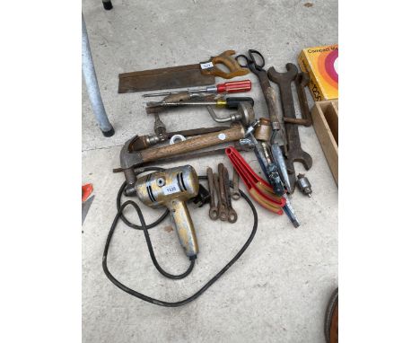 AN ASSORTMENT OF VINTAGE HAND TOOLS TO INCLUDE AN ELECTRIC DRILL, BRACE DRILL AND HAMMERS ETC 