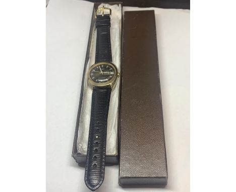 A VINTAGE TIMEX AUTOMATIC WRIST WATCH IN A PRESENTATION BOX SEEN WORKING BUT NO WARRANTY 