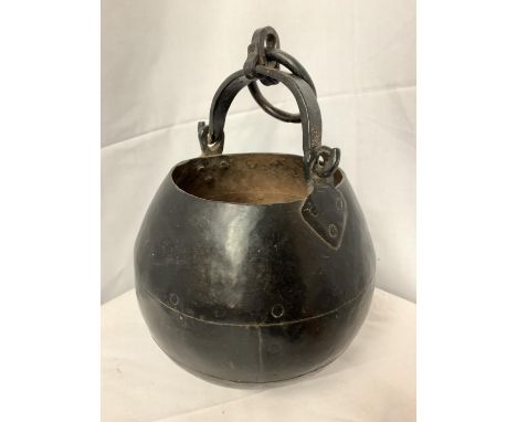 A VINTAGE CAST COOKING POT/CAULDRON 