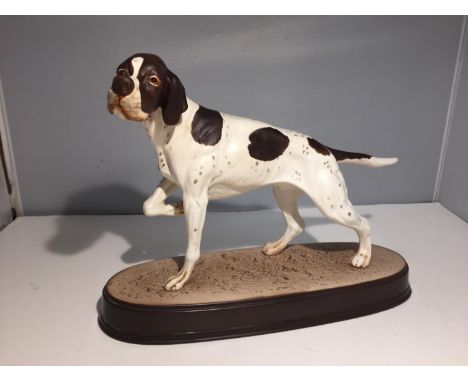 A BESWICK POINTER ON A CERAMIC PLINTH 