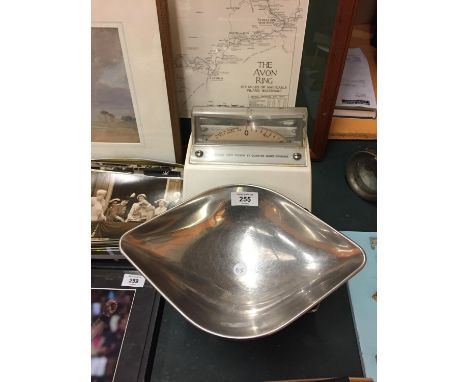 A SET OF VINTAGE AVERY SCALES 