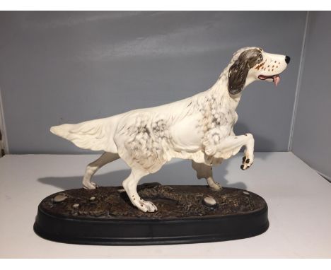 A BESWICK ENGLISH SETTER ON A CERAMIC PLINTH 