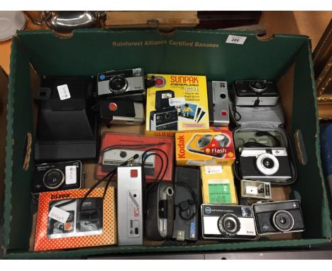 A QUANTITY OF VINTAGE CAMERAS TO INCLUDE AGFA AND KODAK INSTAMATICS 
