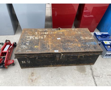 A VINTAGE METAL STORAGE TRUNK WITH CARRY HANDLES AND CLASP 