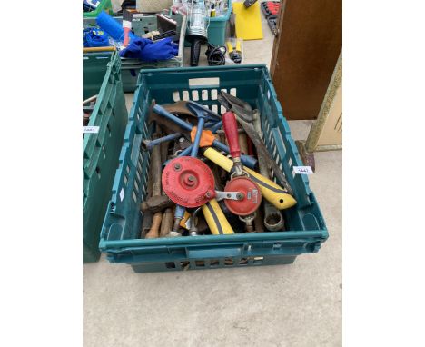 AN ASSORTMENT OF VINTAGE TOOLS TO INCLUDE A FLEETWAY CLIPPER BRACE DRILL, A COBBLERS LAST AND HAMMERS ETC 