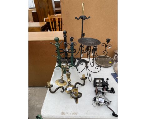 AN ASSORTMENT OF ITEMS TO INCLUDE WROUGHT IRON CANDLE HOLDERS, A BRASS LIGHT FITTING AND CAST KITCHEN RACKS ETC 