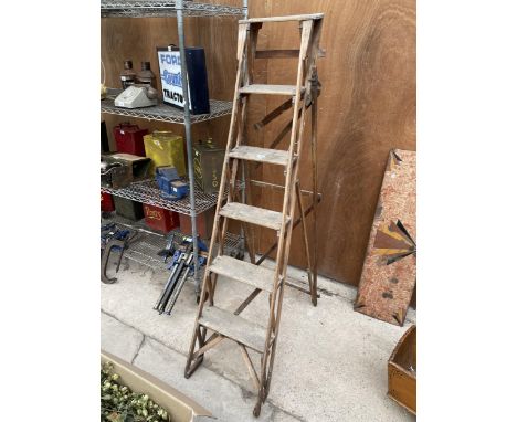 A VINTAGE FIVE RUNG WOODEN STEP LADDER 