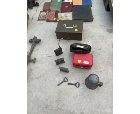 AN ASSORTMENT OF VINTAGE ITEMS TO INCLUDE AN OIL CAN, SUGAR SHAKER AND CASH TIN ETC 