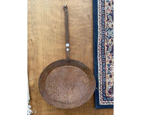 A VINTAGE CAST IRON FRYING PAN 