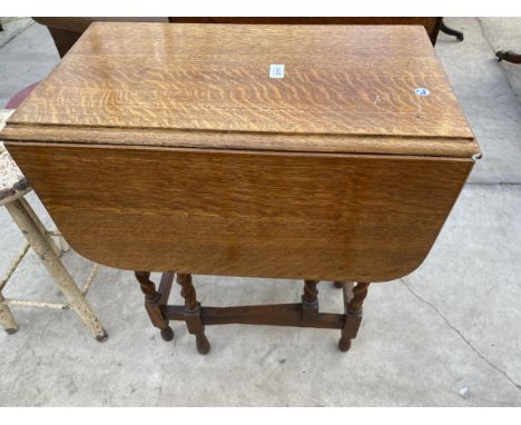 AN EARLY 20TH CENTURY OAK GATE-LEG TABLE WITH BARLEY TWIST LEGS 