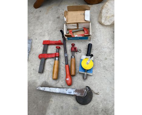 AN ASSORTMENT OF TOOLS TO INCLUDE A G CLAMP, A SMALL SASH CLAMP AND A BRACE DRILL ETC 