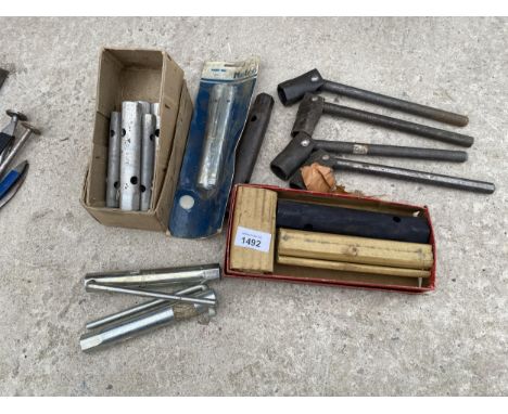 AN ASSORTMENT OF TOOLS TO INCLUDE SOCKETS ETC 