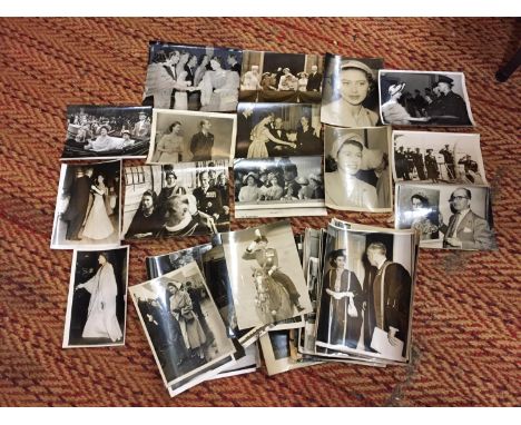 VINTAGE PHOTOGRAPHS OF THE ROYAL FAMILY TO INCLUDE THE QUEEN, PRINCE PHILIP, THE QUEEN MUM, PRINCESS ANNE ETC. WITH INFORMATI