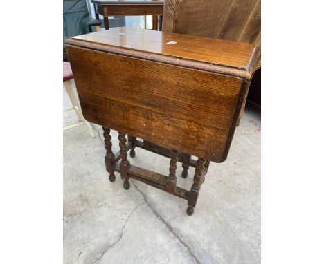 AN EARLY 20TH CENTURY OAK GATE-LEG TABLE WITH BARLEY TWIST LEGS 