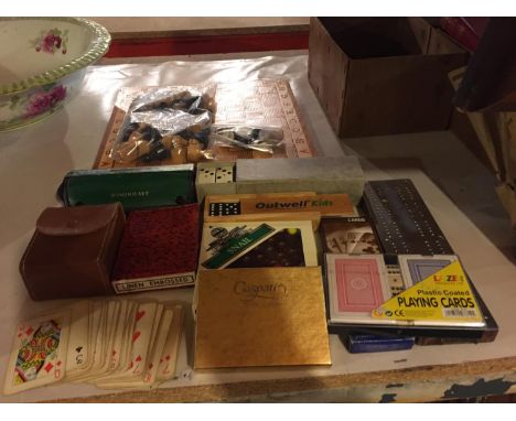 A COLLECTION OF GAMING ITEMS TO INCLUDE A CHESS BOARD AND PIECES, PLAYING CARDS, DOMINOES, A METAL CRIBBAGE BOARD, ETC 