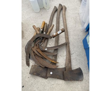 AN ASSORTMENT OF VINTAGE TOOLS TO INCLUDE SYTHES AND AXES ETC 