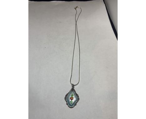 A SILVER NECKLACE WITH A ROSE DESIGN ENAMEL PENDANT IN A PRESENTATION BOX 