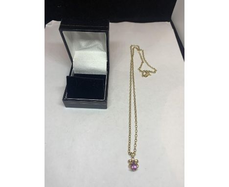 A 14 CARAT GOLD NECKLACE WITH AMETHYST PENDANT IN A PRESENTATION BOX 