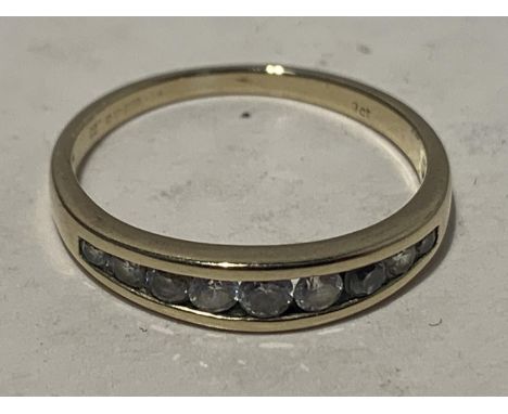 A 9 CARAT GOLD RING WITH NINE IN LINE CUBIC ZIRCONIAS SIZE K/L 
