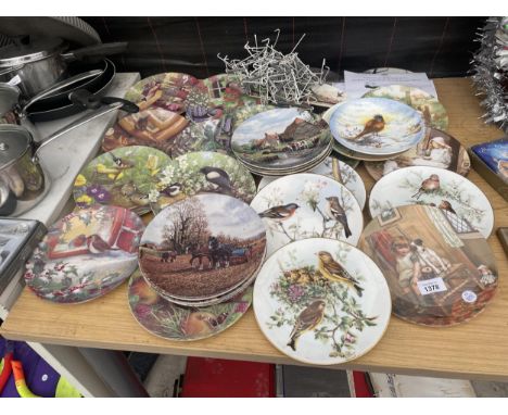 A LARGE ASSORTMENT OF VARIOUS CERAMIC COLLECTORS PLATES TO INCLUDE COALPORT AND WEDGWOOD- SOME LIMITED EDITION AND SOME WITH 