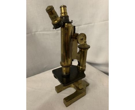 A VINTAGE BRASS TELESCOPE 