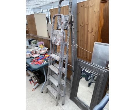 AN ALLUMINIUM FIVE RUNG STEP LADDER AND A FURTHER FOUR RUNG ALLUMINIUM STEP LADDER 