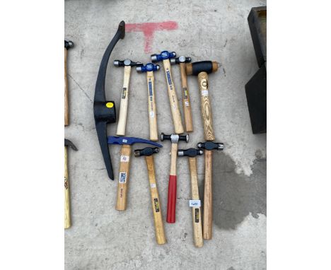 AN ASSORTMENT OF VARIOUS HAMMERS TO INCLUDE STANLETY AND RECORD, TO ALSO INCLUDE A PICK AXE HEAD ETC 