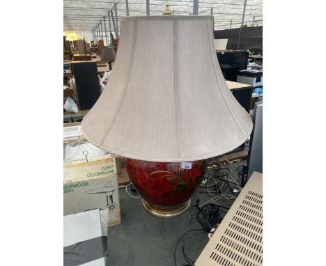 A LARGE DECORATIVE CERAMIC TABLE LAMP WITH SHADE 