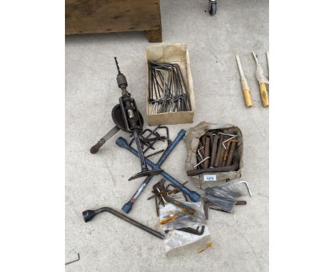 AN ASSORTMENT OF TOOLS TO INCLUDE A YANKEE 1555 BRACE DRILL, ALAN KEYS AND HACKSAWS ETC 