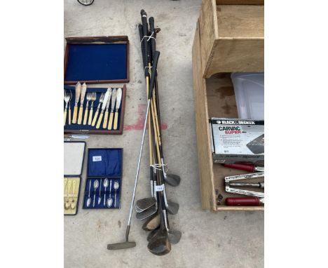AN ASSORTMENT OF VINTAGE GOLF CLUBS 